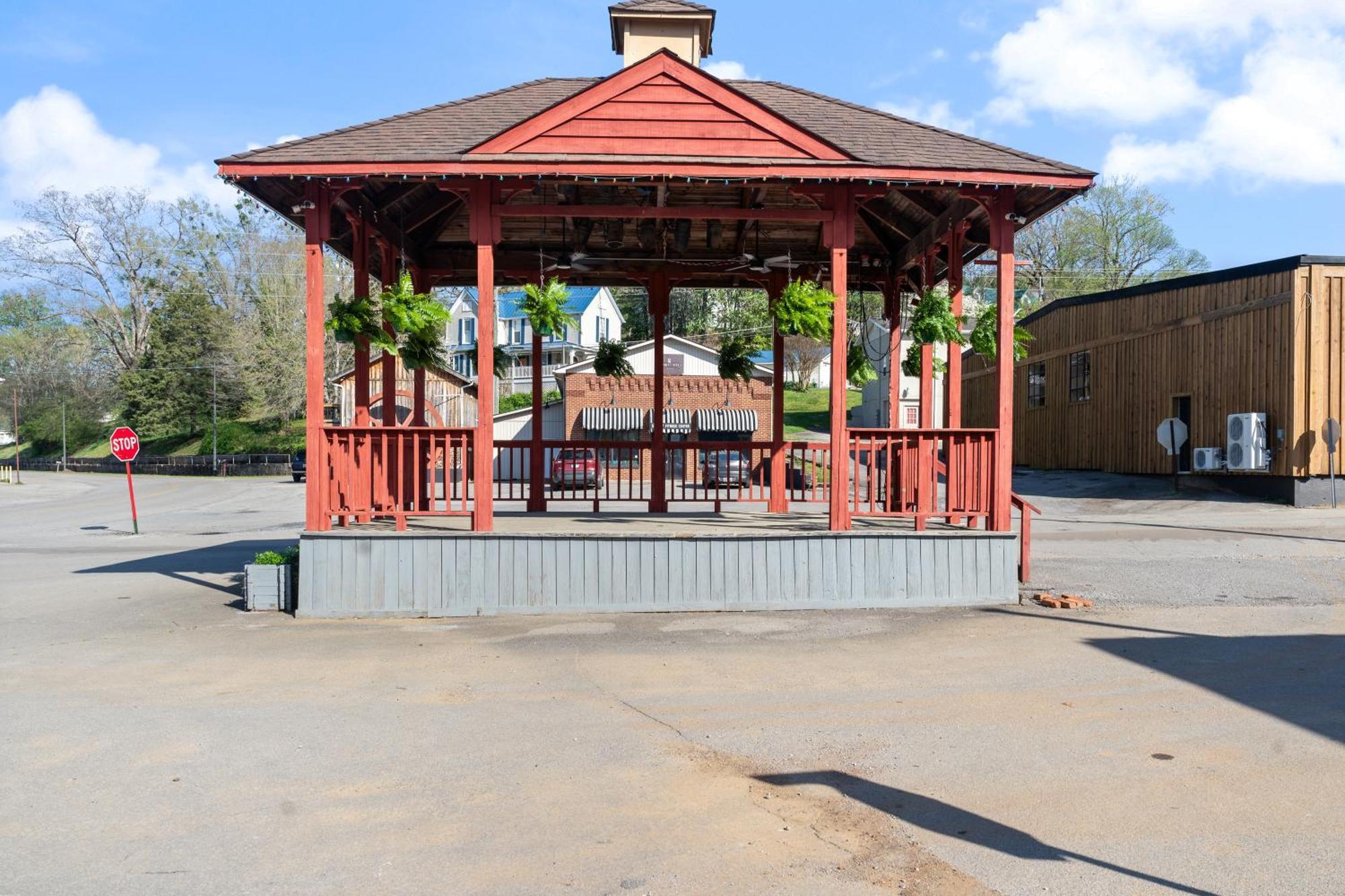 The Tellico Plains Inn And Event Venue Exterior photo