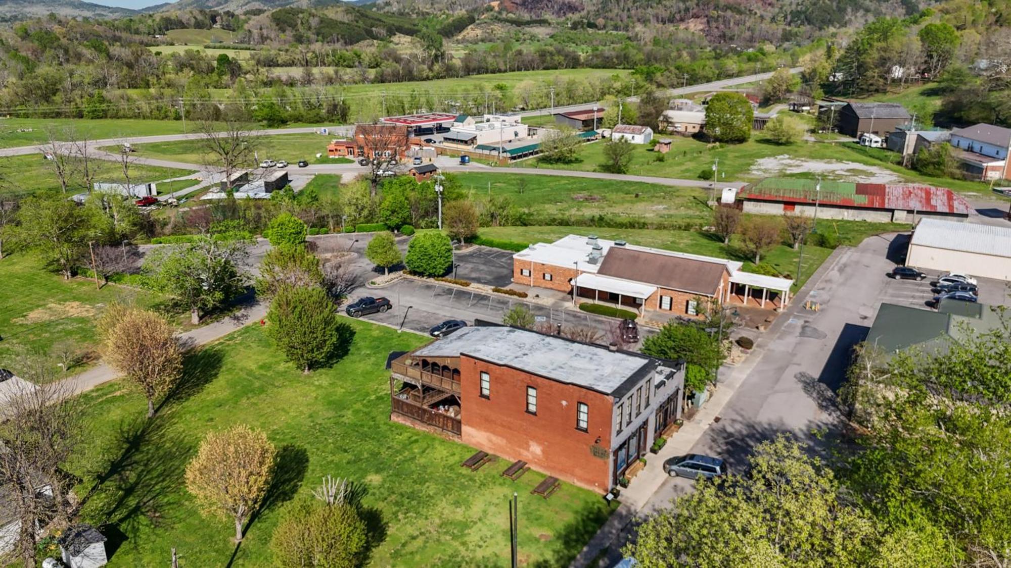 The Tellico Plains Inn And Event Venue Exterior photo