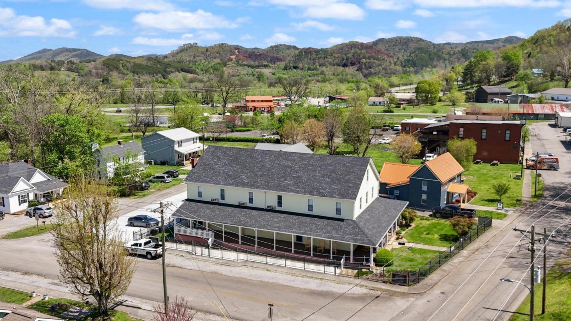 The Tellico Plains Inn And Event Venue Exterior photo